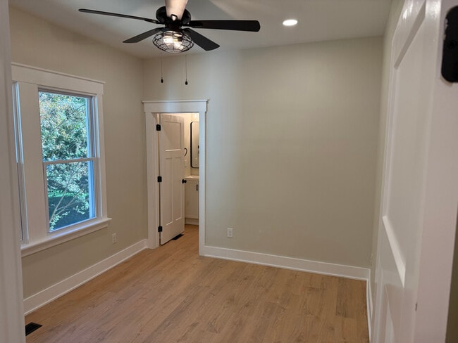 Building Photo - 409 W 6th Ave