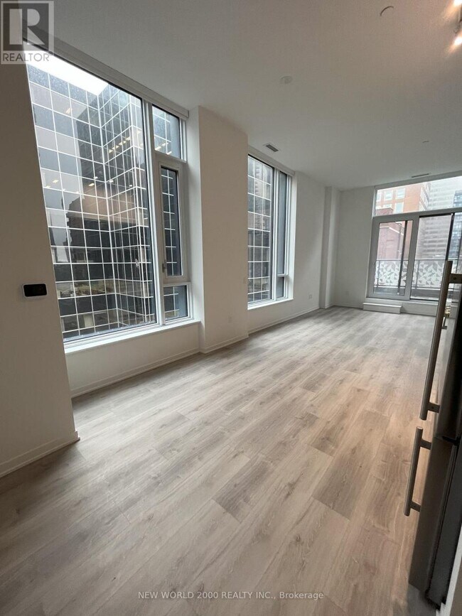 Building Photo - 101-101 Roehampton Ave