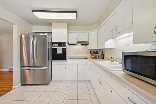 Foto del edificio - 8250 Chase Way