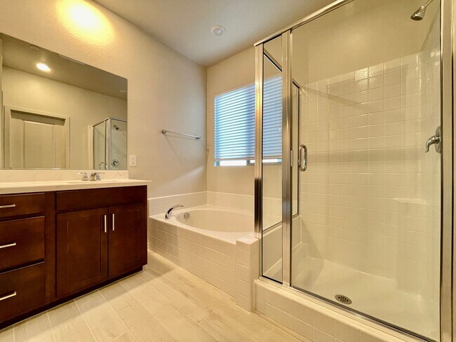 Foto del edificio - MOUNTAIN VIEWS, Gently lived in 4 bedroom 2.5 Bathrooms with Loft, home is a Must See!