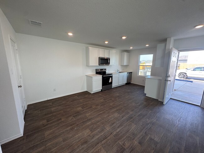 Foto del edificio - 2058 Zephyr Lily