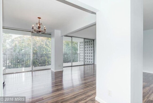 Living Area - 3333 University Blvd W