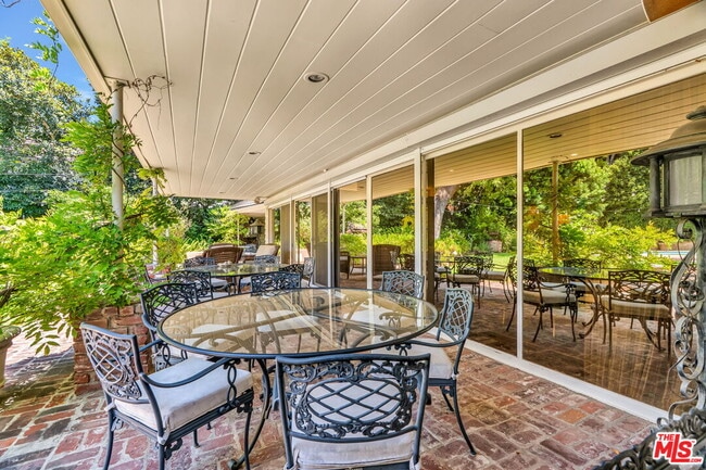 Building Photo - 701 Sierra Dr