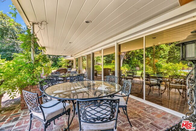 Foto del edificio - 701 Sierra Dr