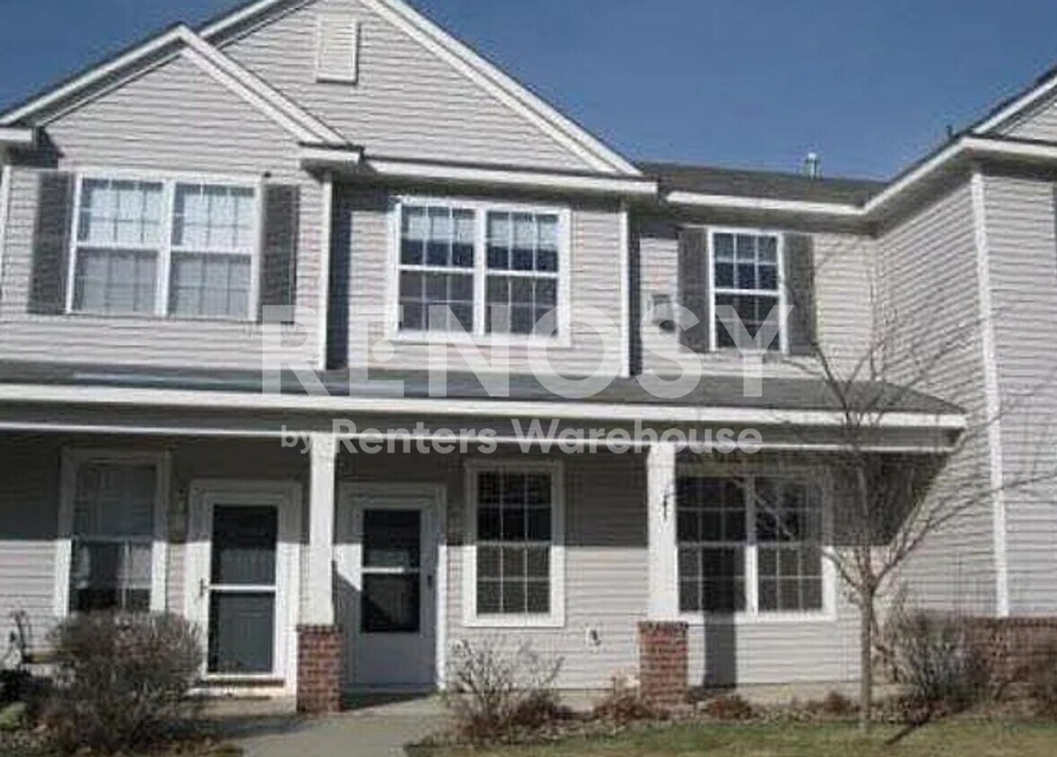 Building Photo - Available August 1st - this 2 bedroom, 1.5 bath townhome in Rosemount!