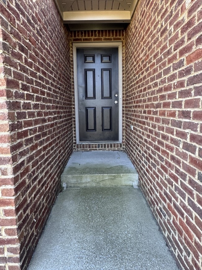 Building Photo - 708 Chatham Ct