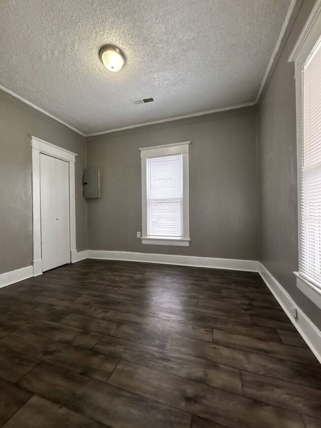 Building Photo - Affordable Elegance: 2-Bed, 1-Bath with Outdoor Oasis