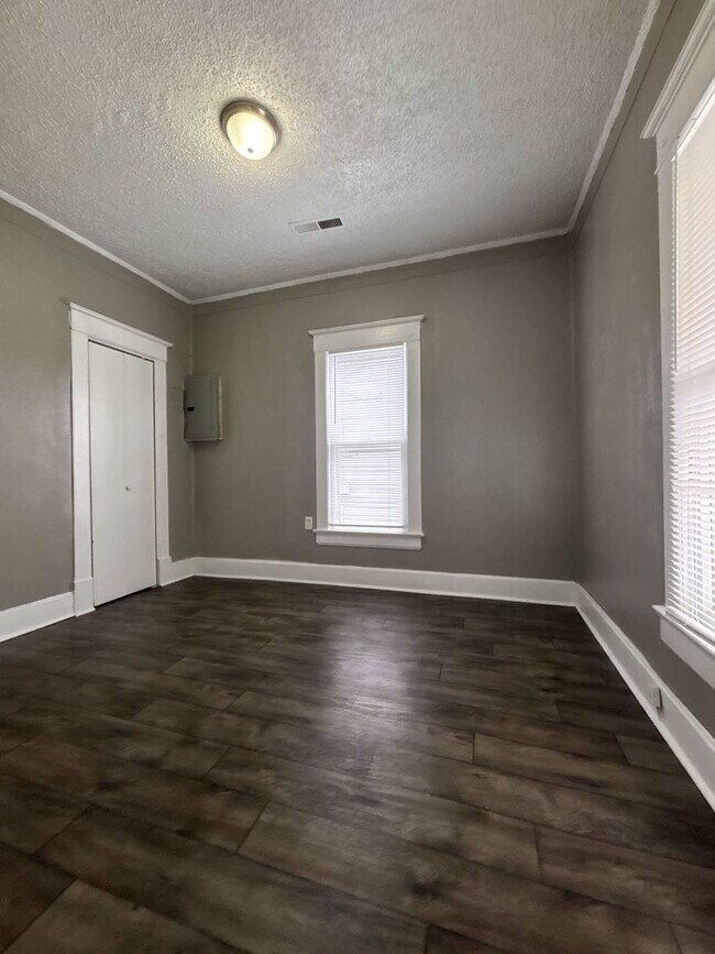 Foto del edificio - Affordable Elegance: 2-Bed, 1-Bath with Outdoor Oasis