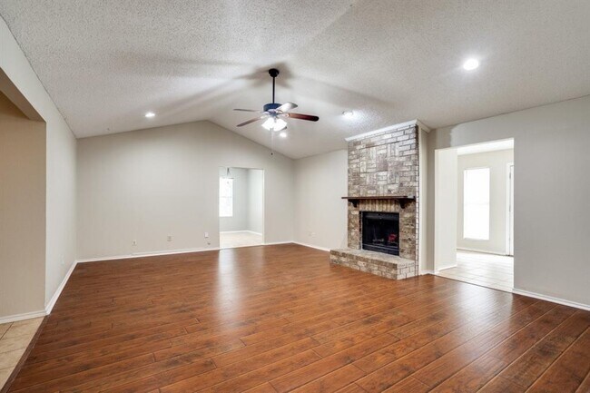 Building Photo - 4545 Hartford Dr