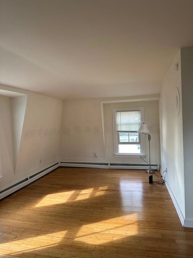 Living Room - 19 Thames St