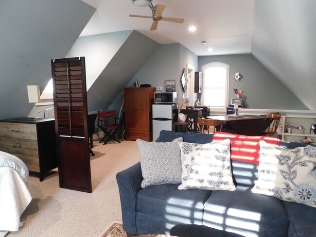 Building Photo - Fully furnished in-law suite with views of...