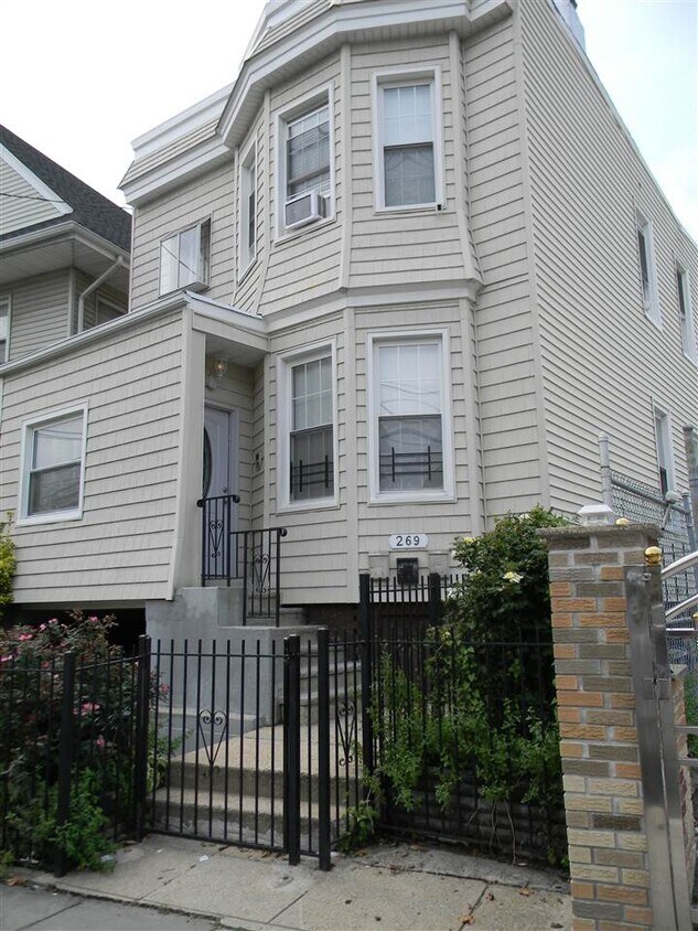 Foto principal - 269 Princeton Ave