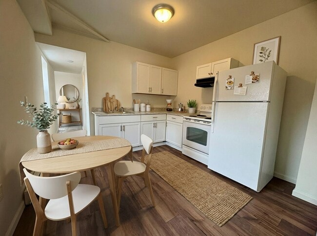 Building Photo - 133 W Maple St