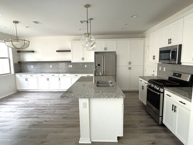 Building Photo - POWELL WAY UNIT 104 CORONA 92883  (3 BED / 2.5 BATH)