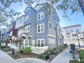 Building Photo - 1234 De Altura Common