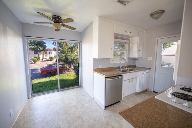 Building Photo - Great 3 Bedroom 1 Bath on Corner With Sepe...