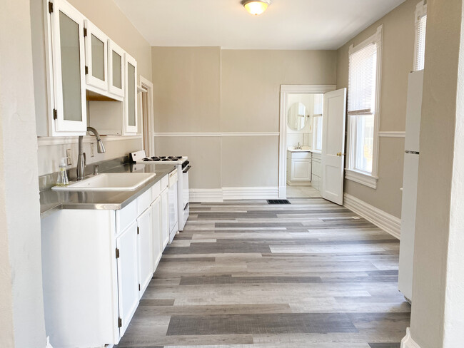 Kitchen - 432 E Whittier St