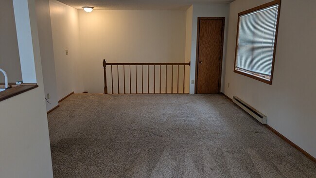 Sala de estar (vista desde el comedor) - 2222 2nd St SW