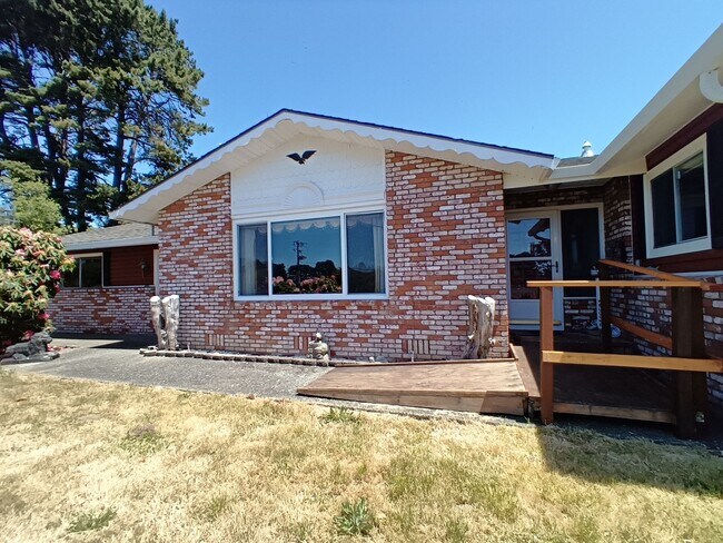 Foto del edificio - Custom House in McKinleyville with a View!