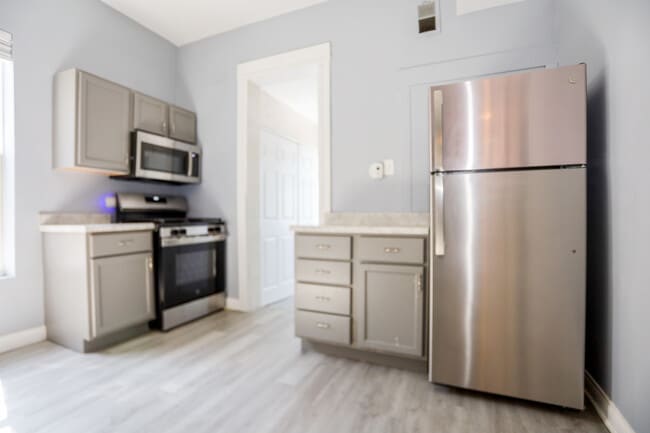 Building Photo - 3525 W Dickens Ave