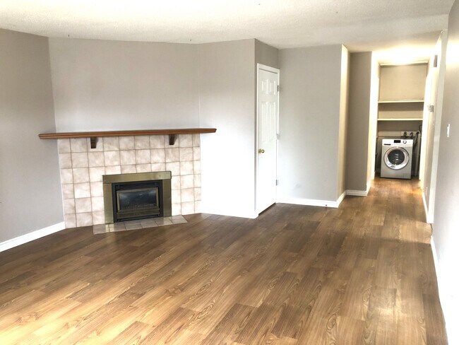 Building Photo - 8077 Rochester Crescent