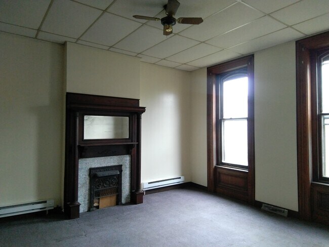 living room - 317 S Broadway St