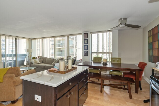 Foto del edificio - 1355 N Sandburg Terrace