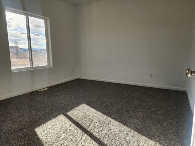 Building Photo - 710-712 E Hahns Peak