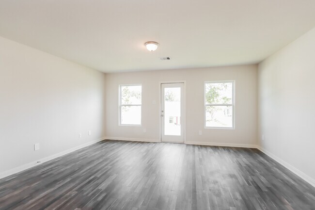 Building Photo - 196 Bluebonnet