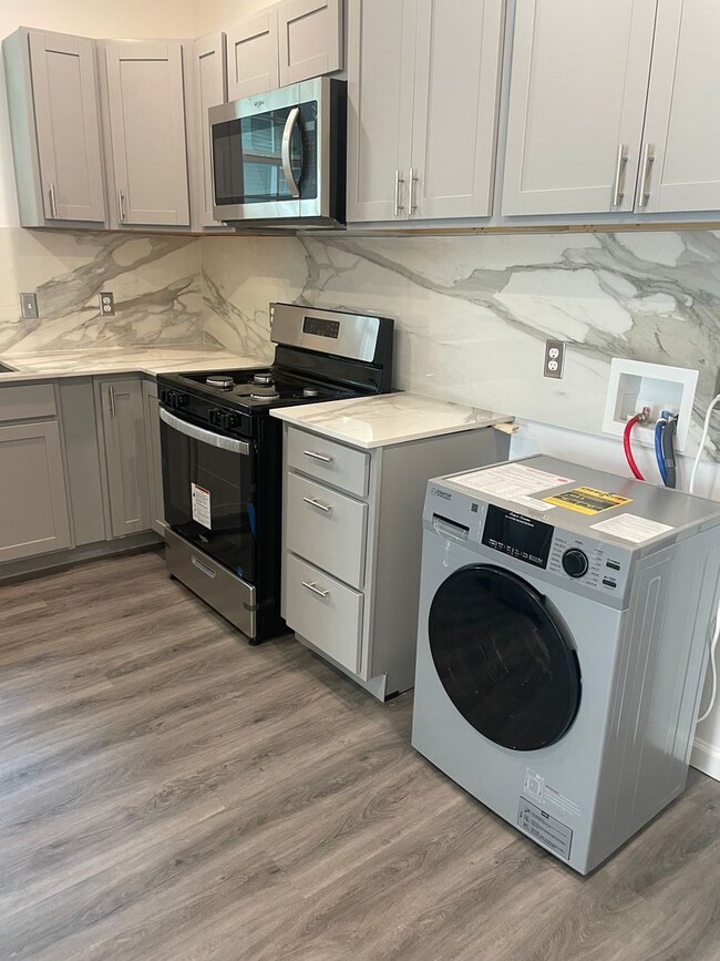 Building Photo - Must See!!! 1 bedroom 1 bath duplex