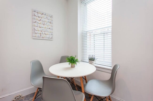 Building Photo - Beautiful and very spacious 3-bedroom unit...
