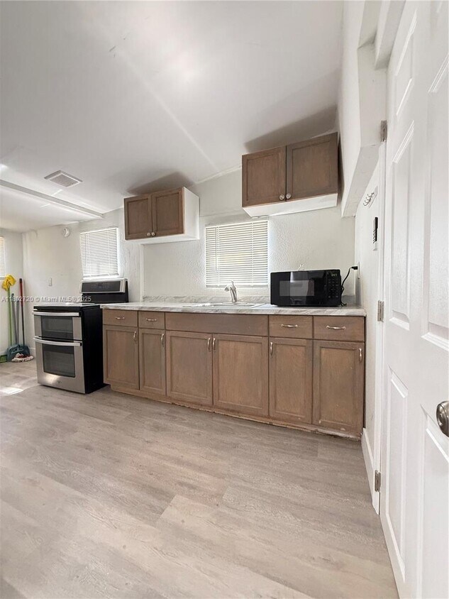 Foto principal - 2460 NW 61st St