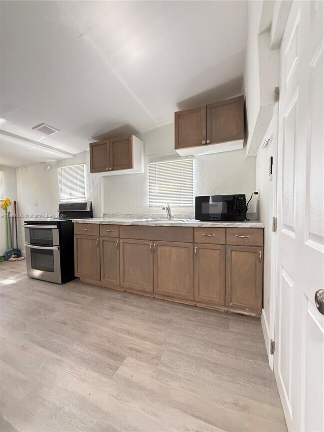 Foto del edificio - 2460 NW 61st St