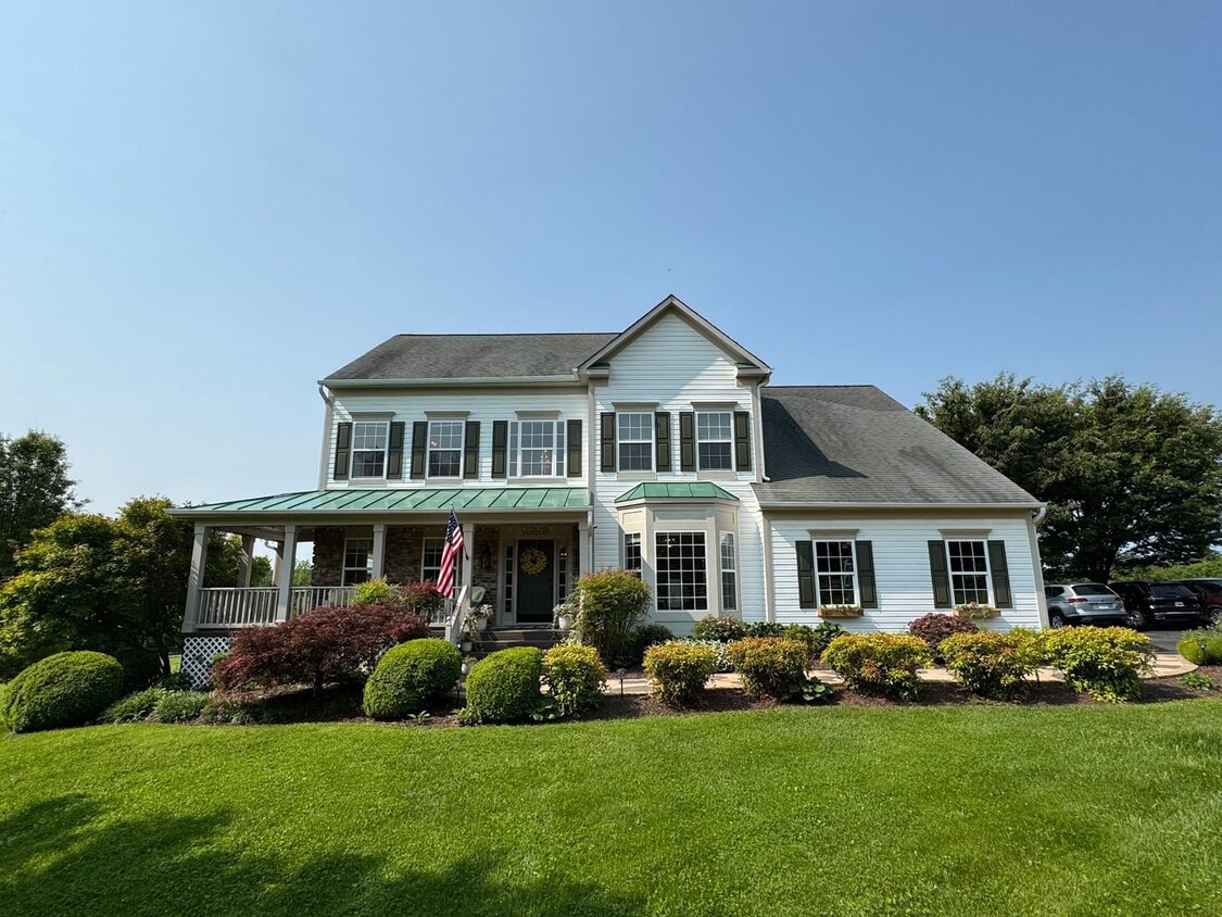 Primary Photo - Fantastic 4 Bed 2.5 Bath Single Family Hom...