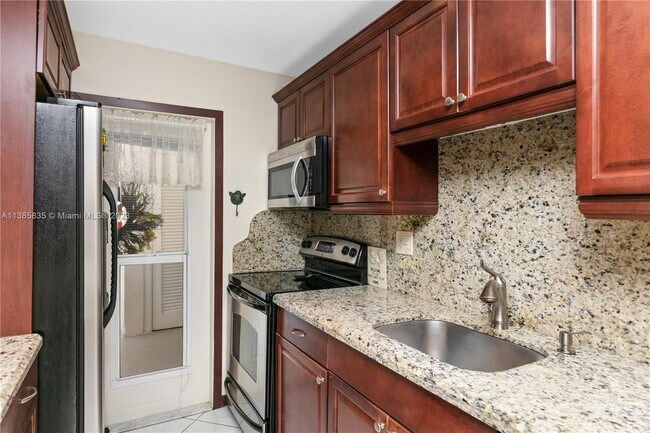 Building Photo - 3135 S Ocean Dr