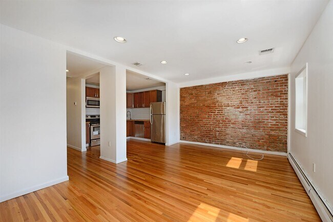 Building Photo - 206 BEACON Ave
