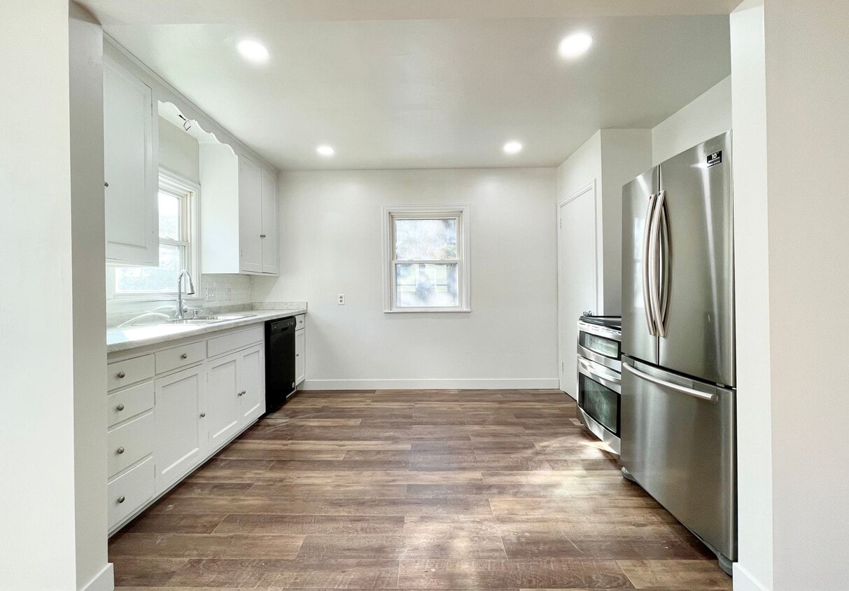 Primary Photo - Stunning 4 Bedroom House in Richfield!