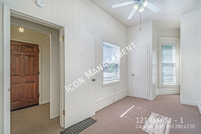 Building Photo - 121 Elm St