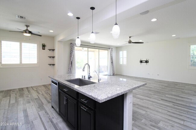 Building Photo - 213 E Lantana Dr