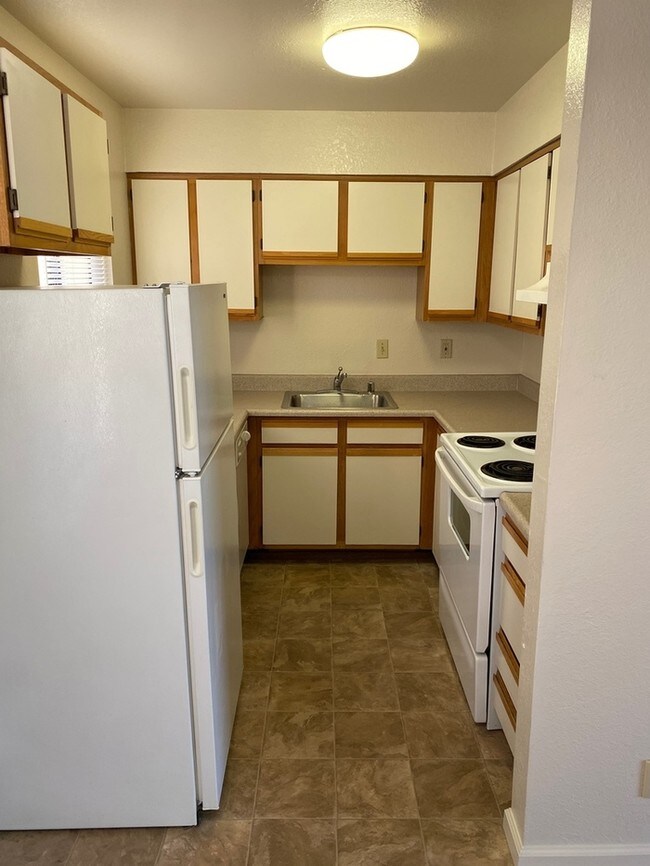 Building Photo - 921 Fletcher Ln