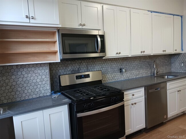 Foto del edificio - 81-16 Dongan Ave