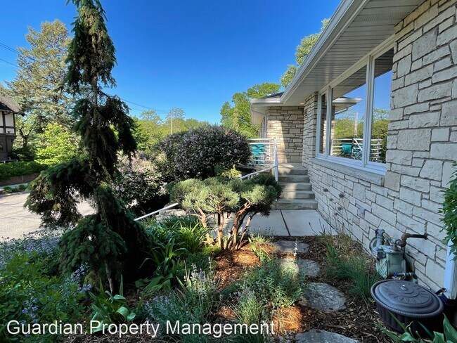 Building Photo - 2 br, 1.5 bath House - 1818 Douglas Ave