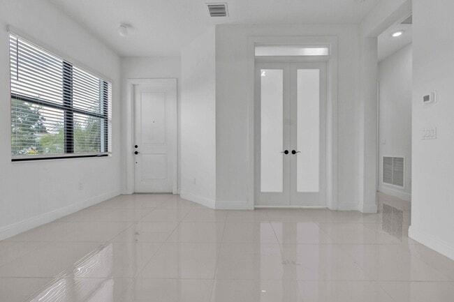 Building Photo - 5501 Santa Rosa Ln