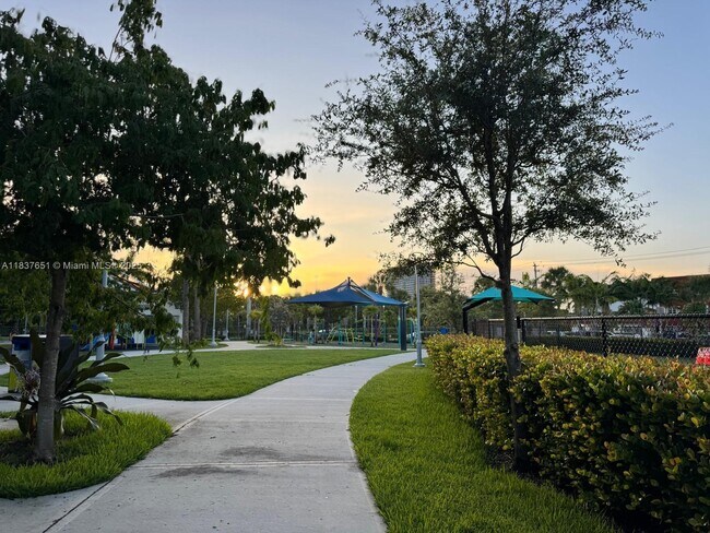 Foto del edificio - 500 Layne Blvd
