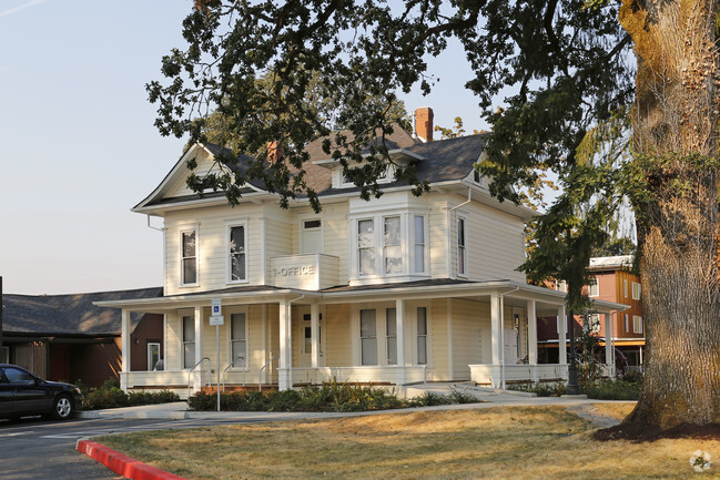 Building Photo - Deskins Commons Apartments