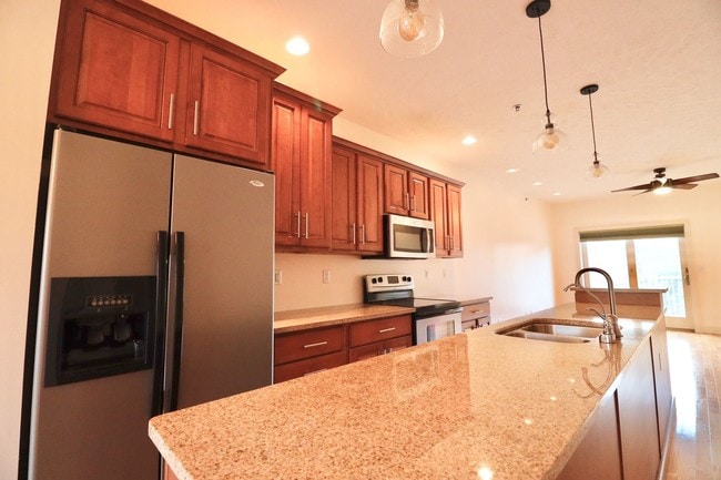Building Photo - 2 br, 2.5 bath House - 370 Frontier Avenue