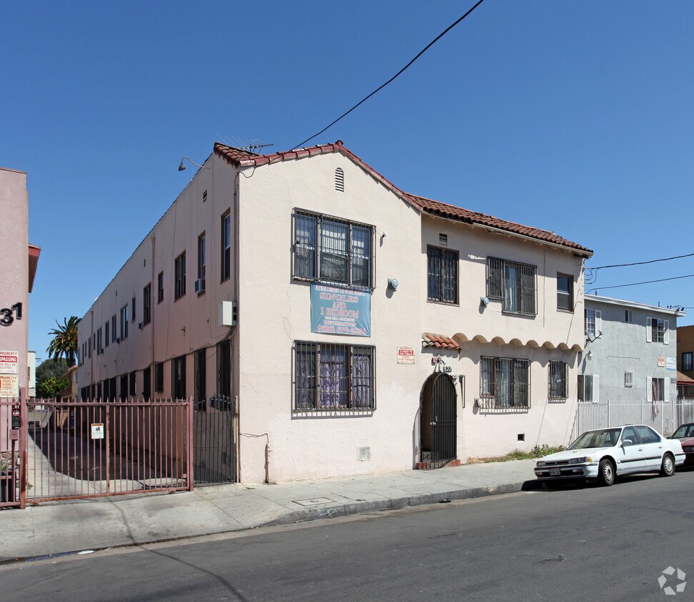 Primary Photo - 827 W 43rd St