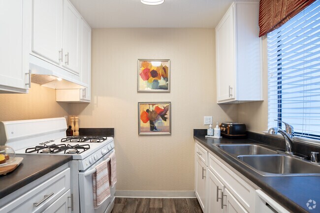 1HAB, 1BA - 618SF - Residencia D - Cocina - Amber Court