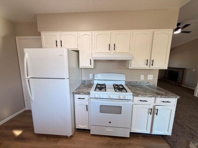 Foto del edificio - Rockford Schools! 4 Bedroom Duplex