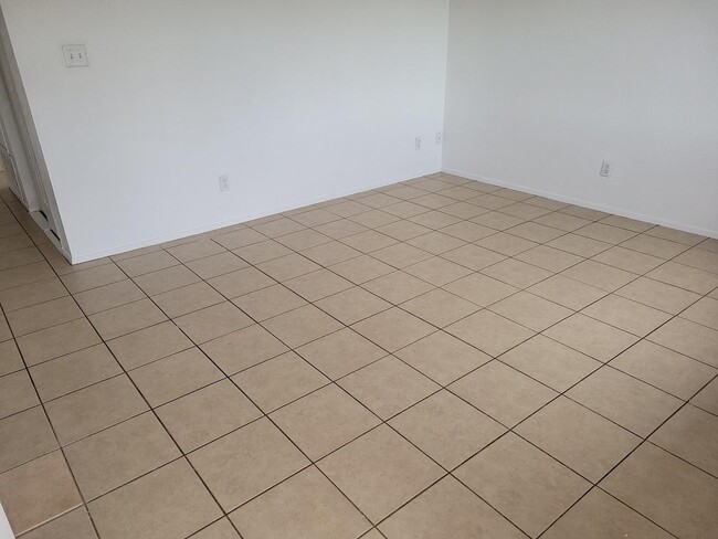 Building Photo - 2175 Clearwater Dr